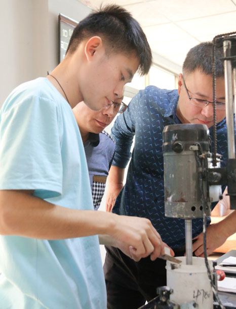 熱烈歡迎西安辦廠客戶孫總、張總、楊總來鑫浪進行技術(shù)交流